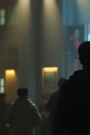 《潮汐信笺》纪录片画面，退潮后的滩涂上邮递员推着自行车