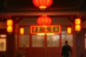 《雾港晨曲》剧照，海雾中的港口灯塔与湿漉漉的石阶