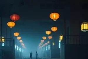 《雪见坂的四季》片场画面，春日坡道两侧的积雪与低矮木屋